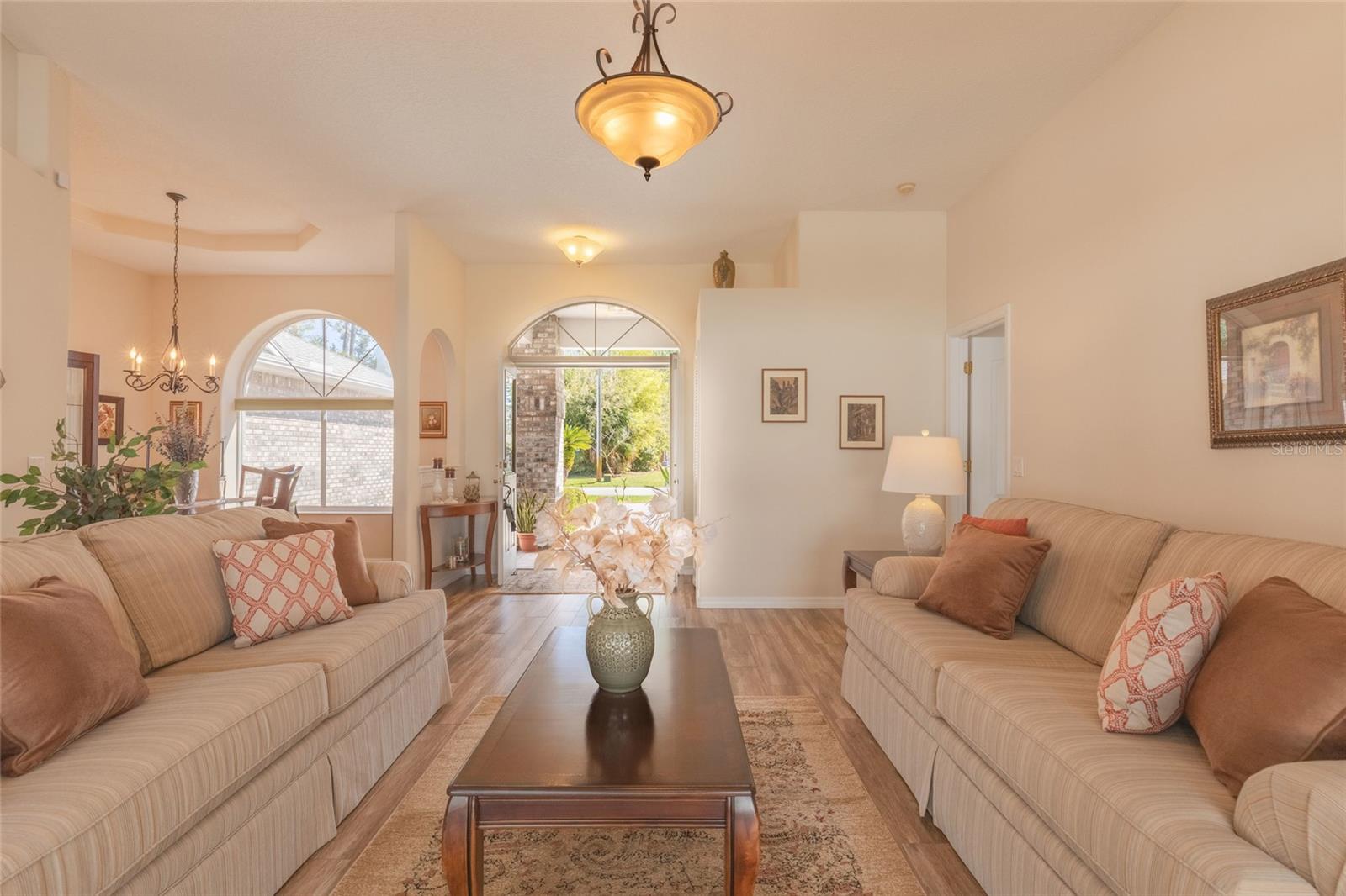 Listing photo id 3 for 44 Wellstream Lane