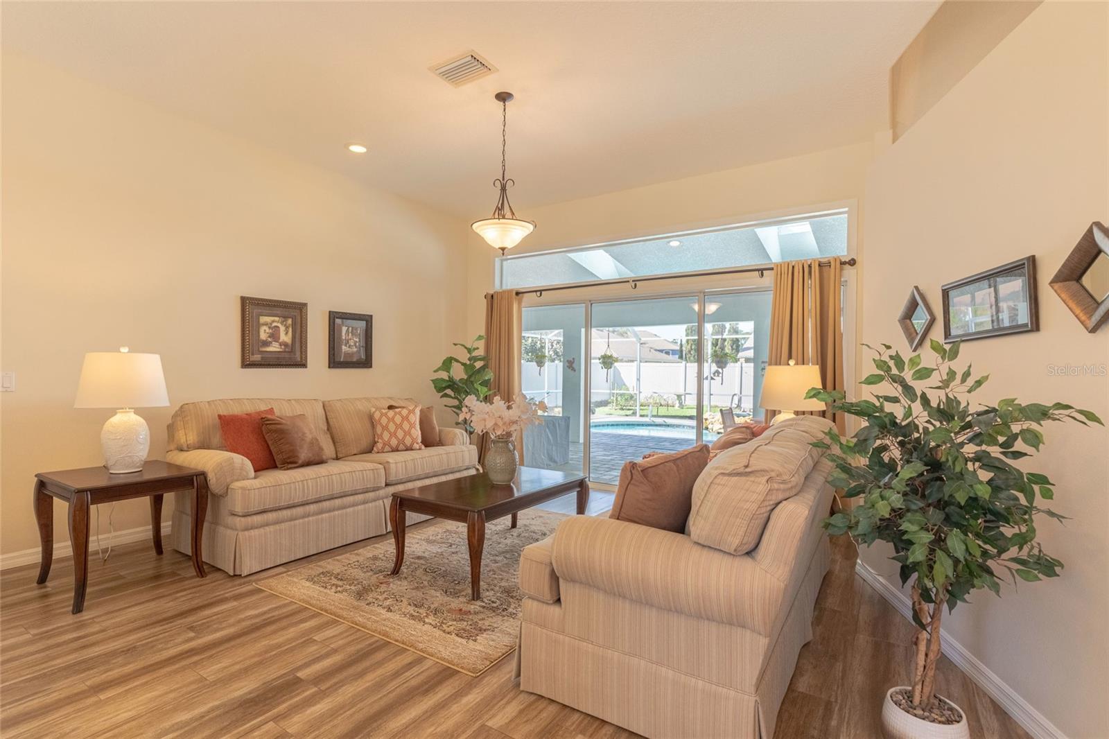 Listing photo id 5 for 44 Wellstream Lane