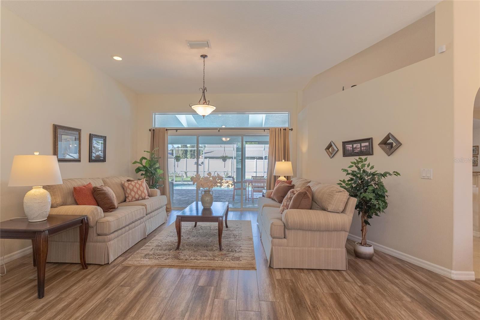 Listing photo id 6 for 44 Wellstream Lane