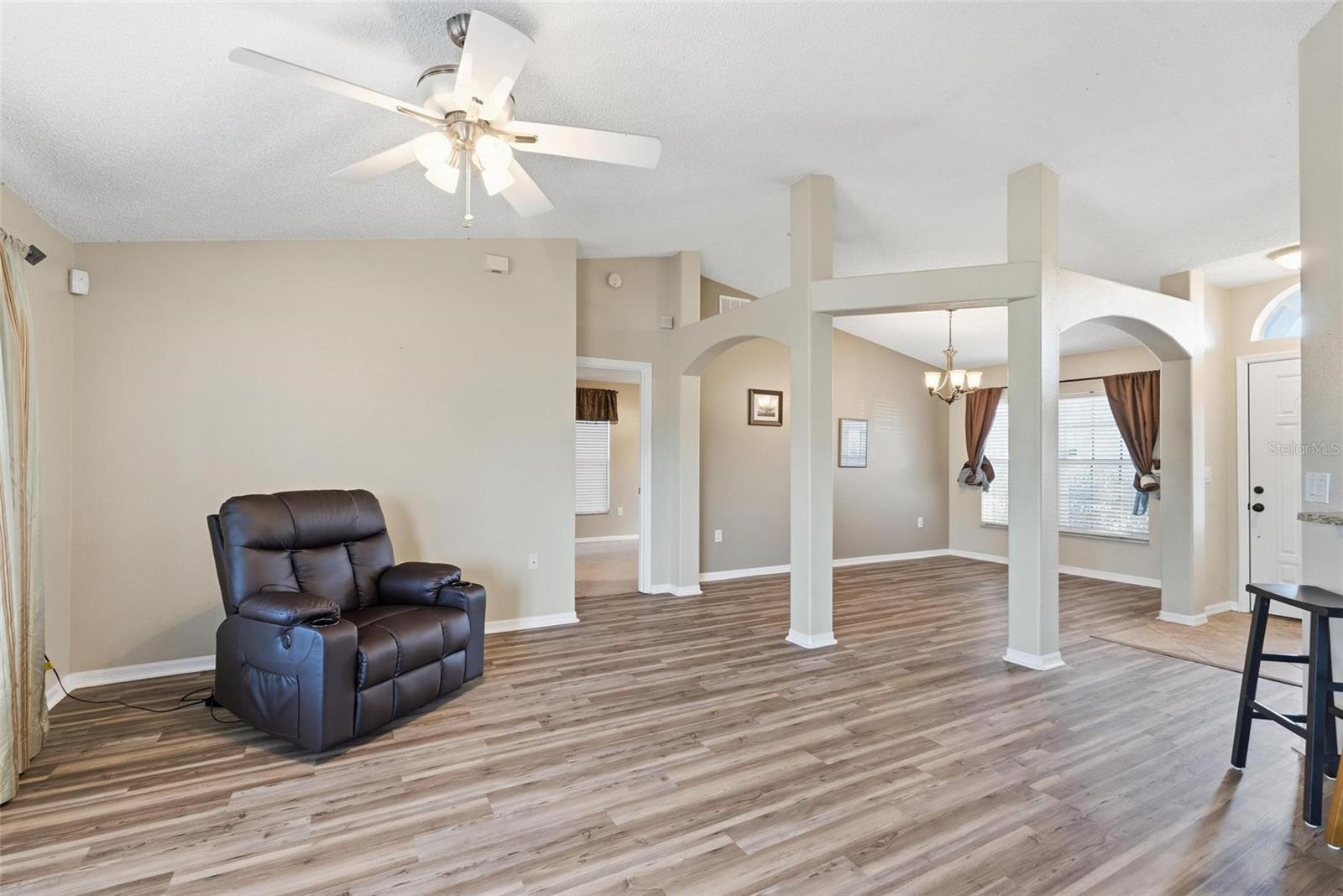 Image 11 of 31 For 656 Gainsboro Street