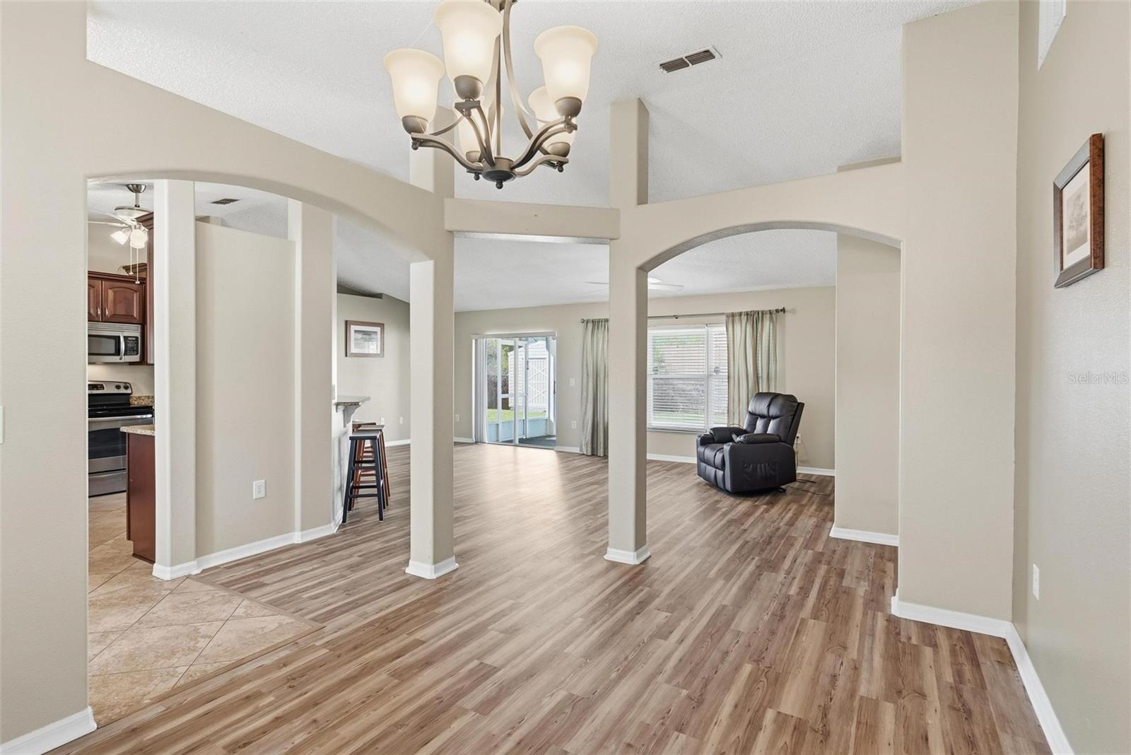 Image 14 of 31 For 656 Gainsboro Street