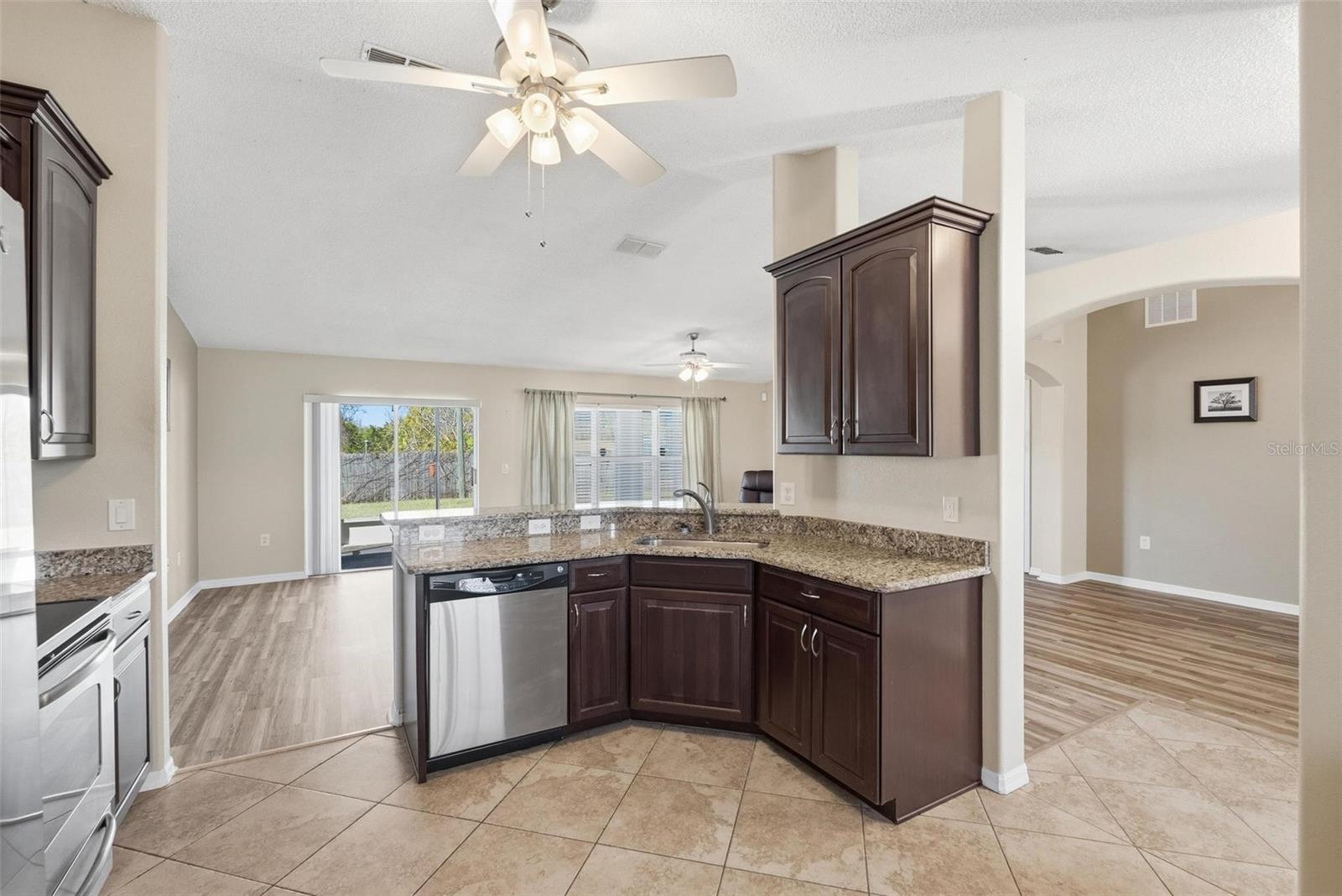 Image 5 of 31 For 656 Gainsboro Street