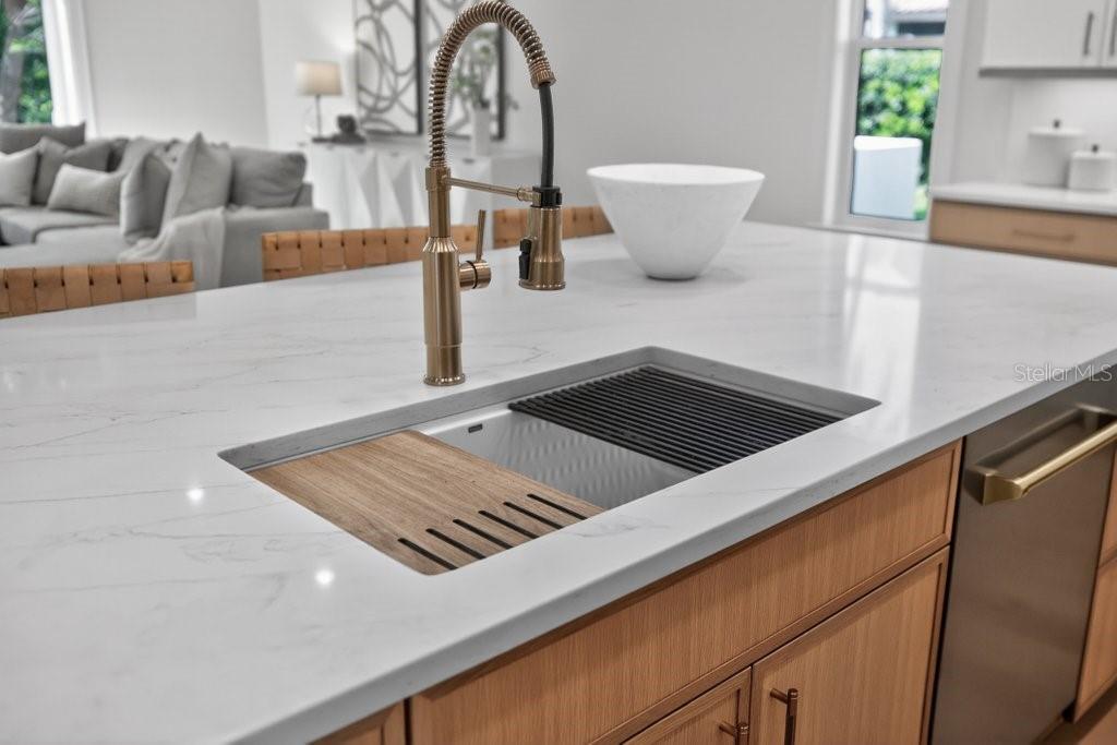 Image 10 of 94 For 6 Riviera Place