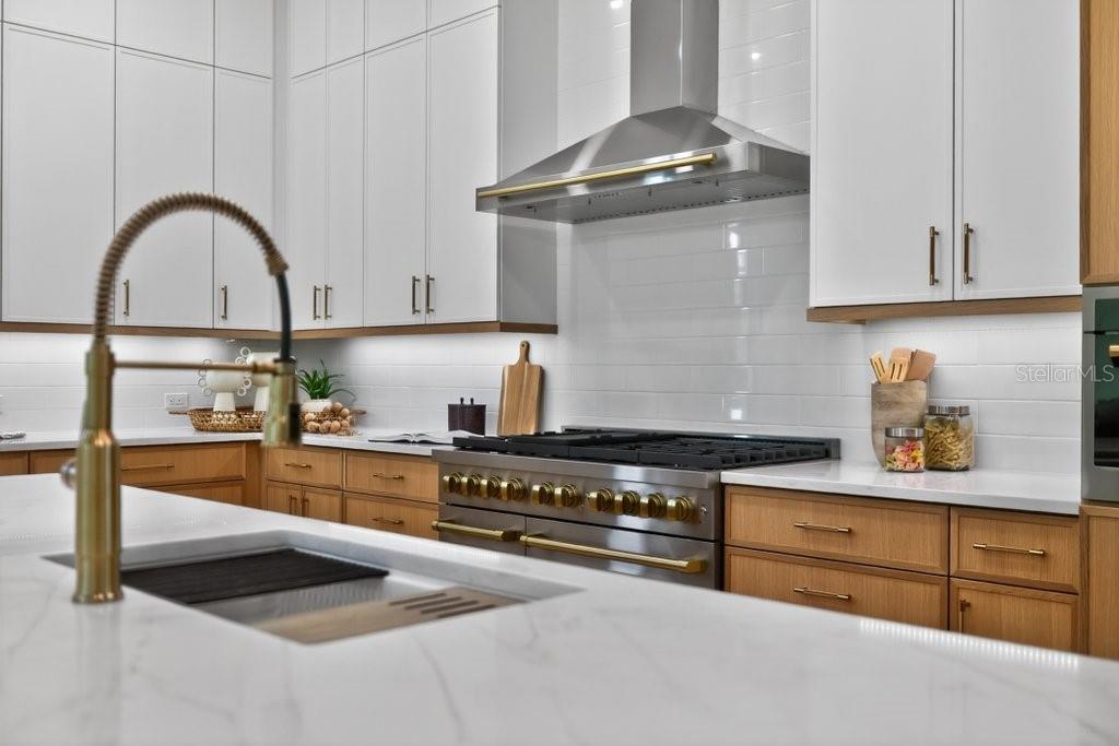 Image 11 of 94 For 6 Riviera Place