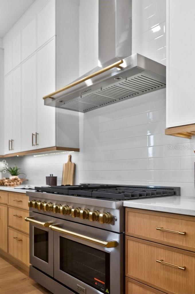 Image 12 of 94 For 6 Riviera Place