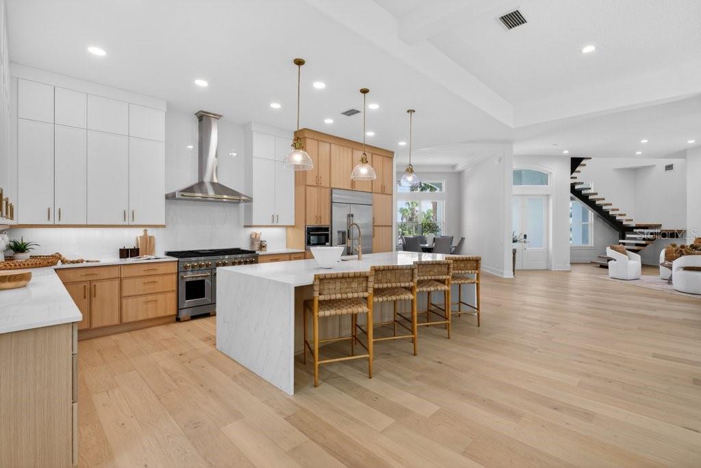 Image 14 of 94 For 6 Riviera Place