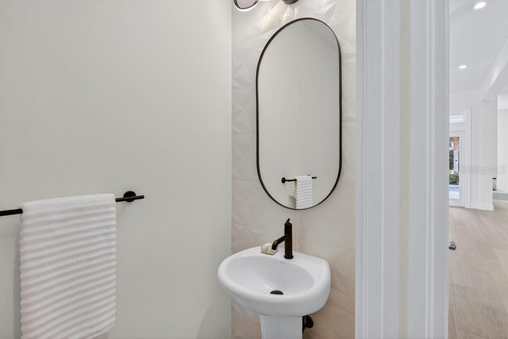 Image 23 of 94 For 6 Riviera Place