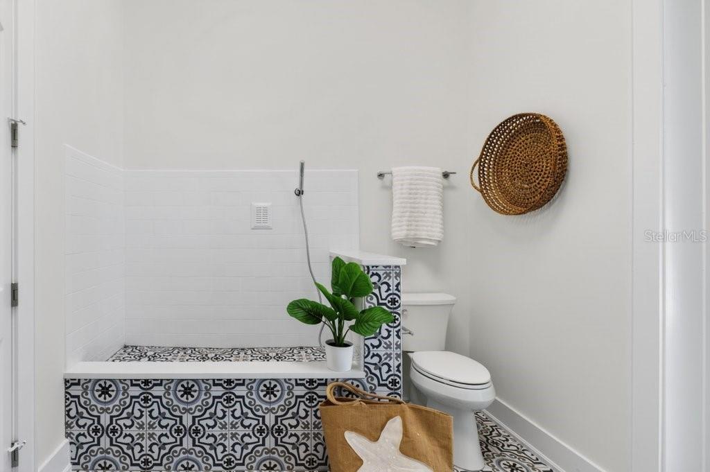 Image 31 of 94 For 6 Riviera Place