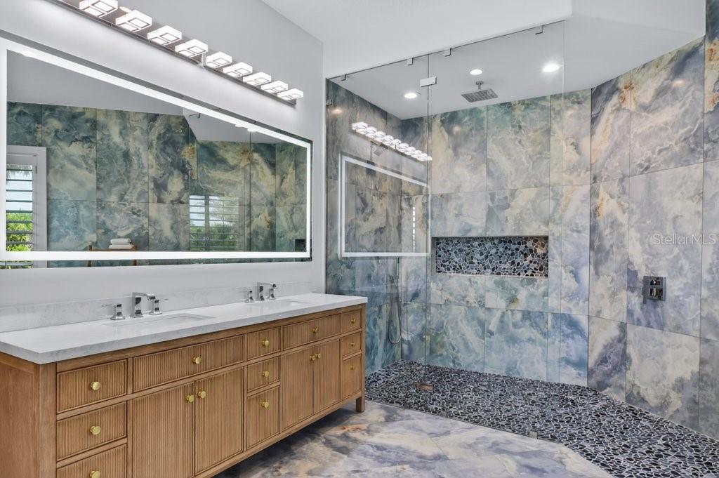 Image 37 of 94 For 6 Riviera Place