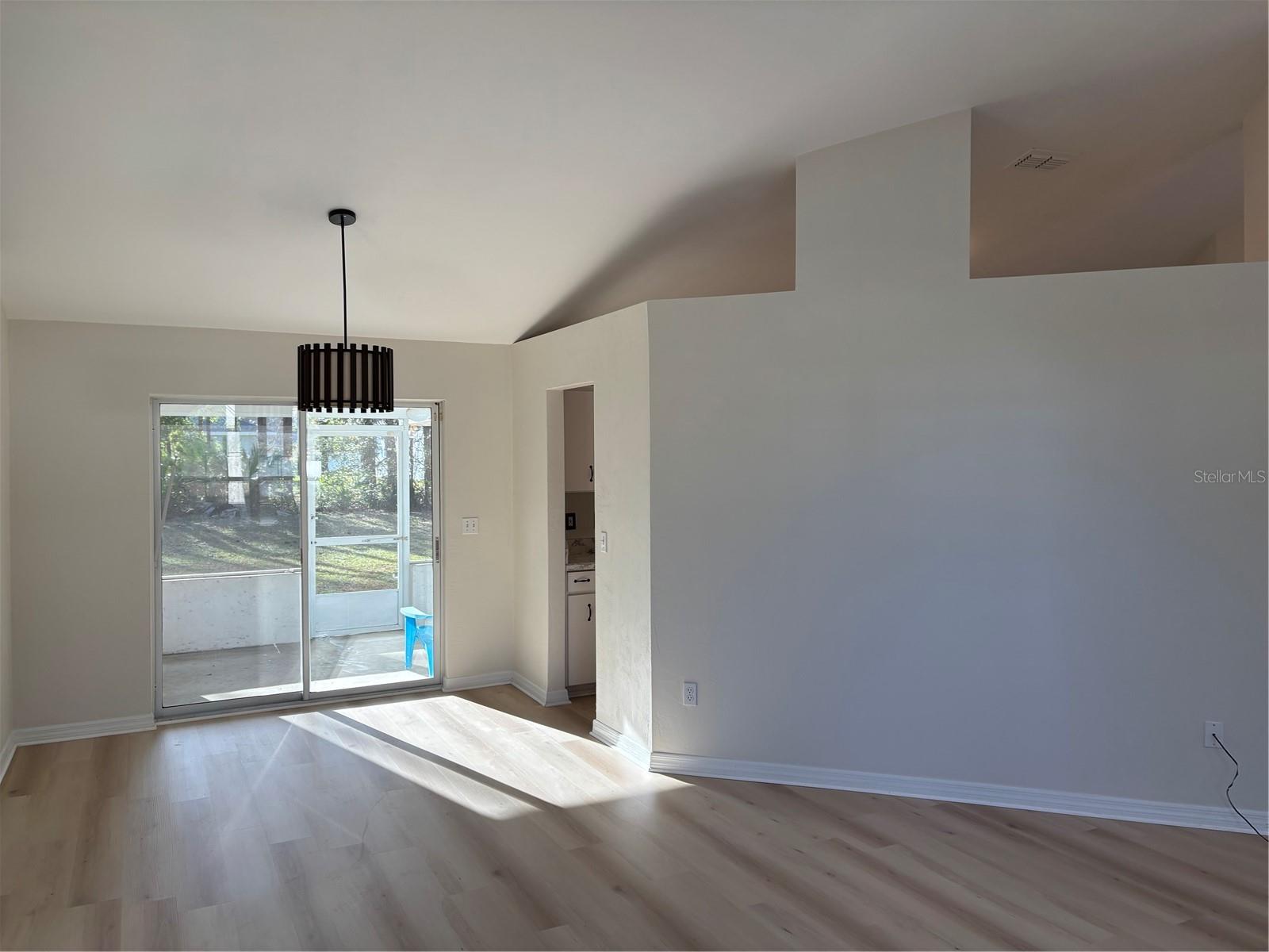 Image 8 of 21 For 91 Ryecliffe Drive