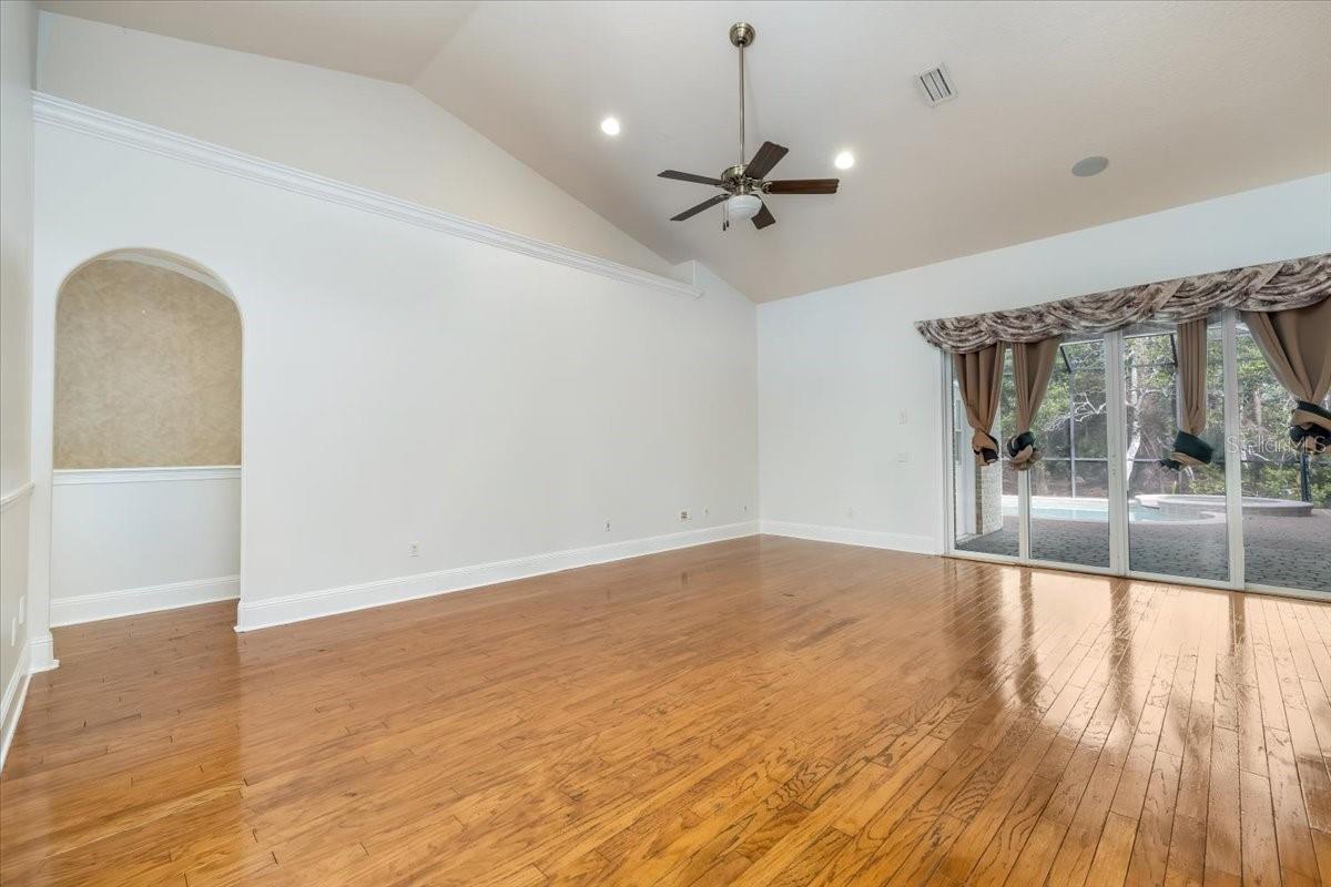 Image 12 of 49 For 104 Lindsay Drive