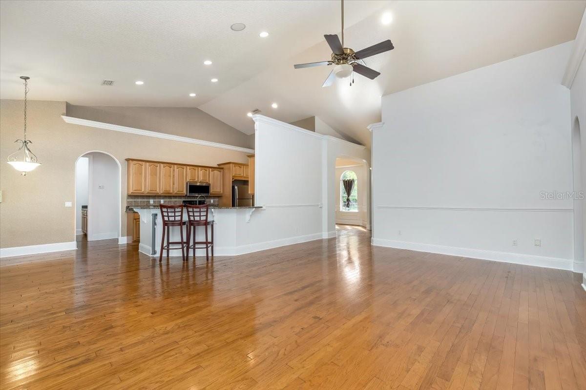 Image 4 of 49 For 104 Lindsay Drive