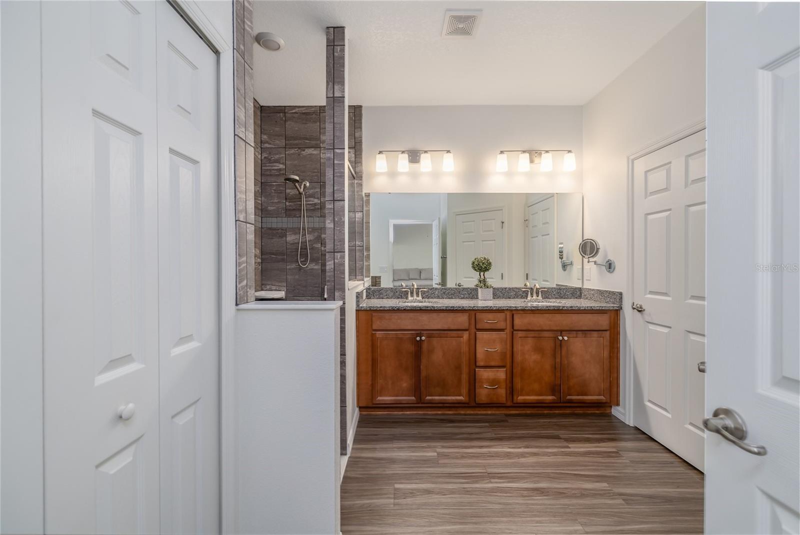 Image 18 of 40 For 18 Oakleaf Way