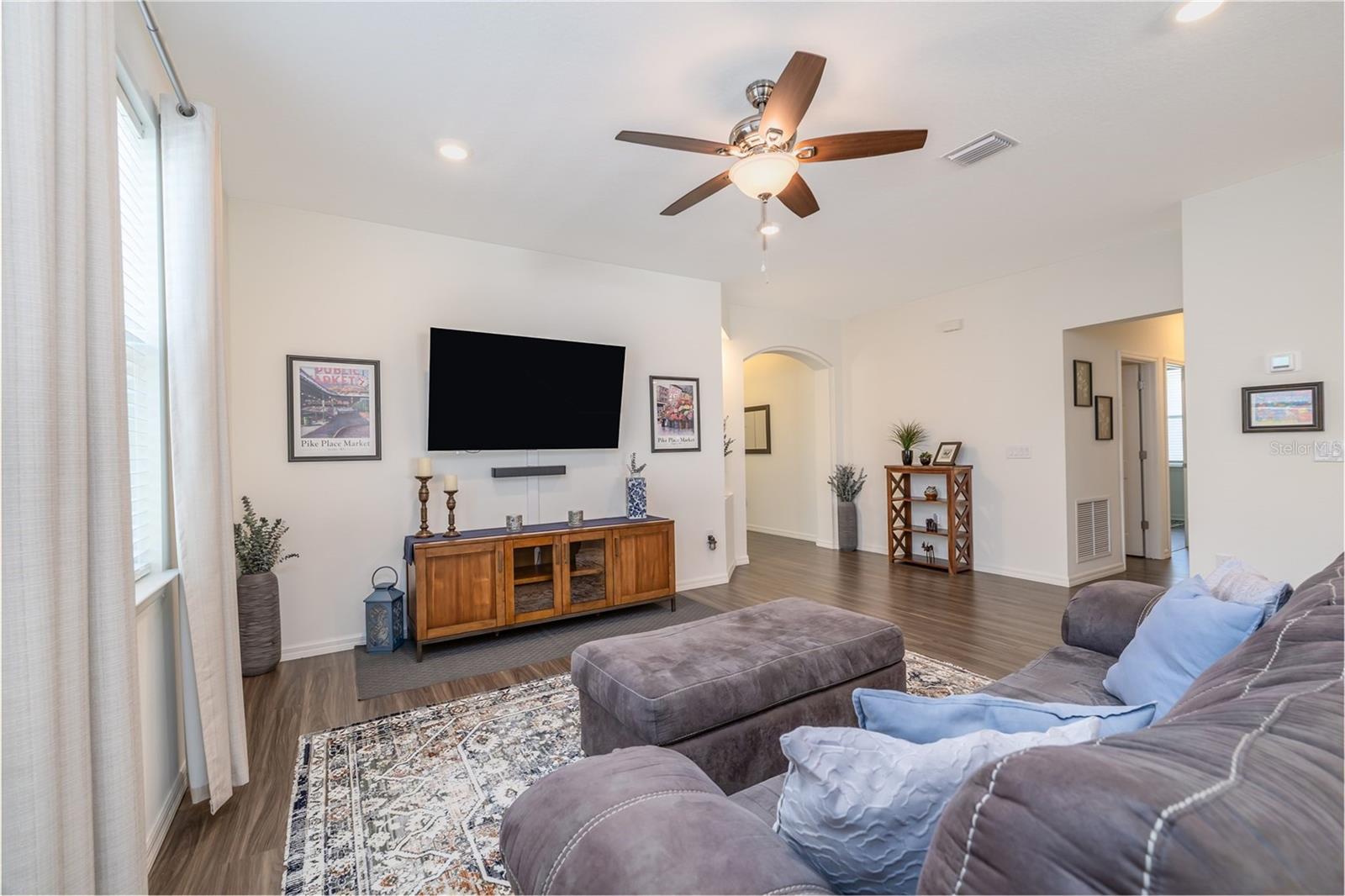 Image 6 of 40 For 18 Oakleaf Way