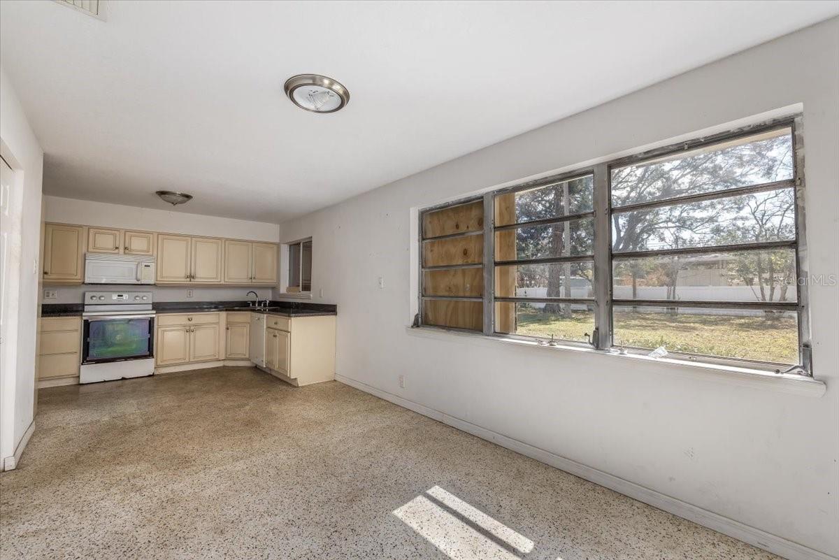 Image 17 of 27 For 875 Valencia Road