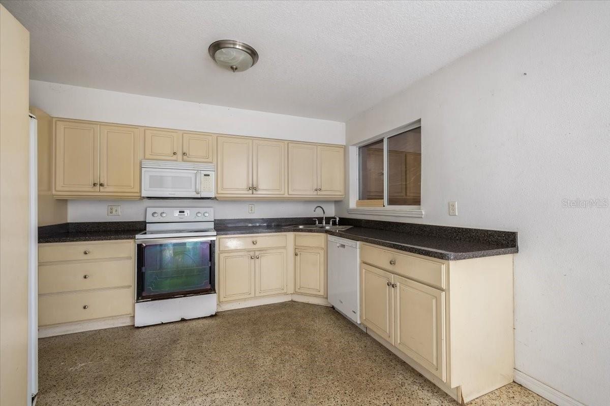 Image 2 of 27 For 875 Valencia Road