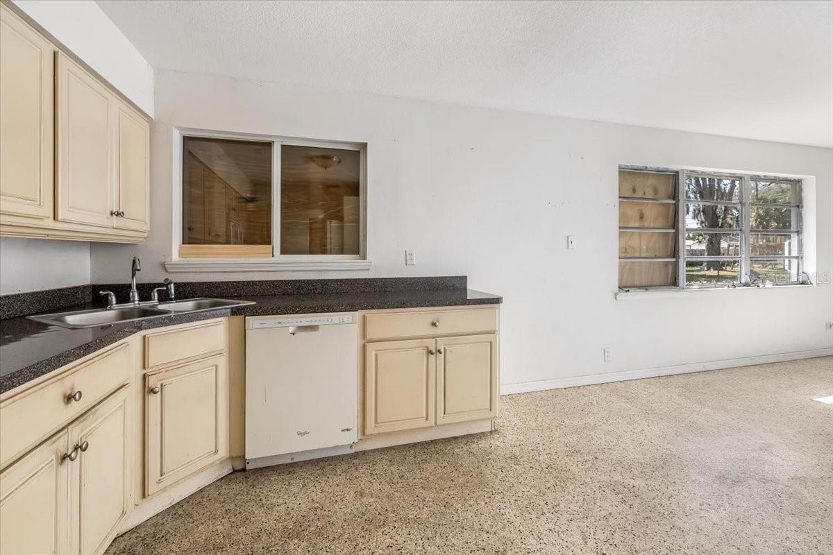 Image 4 of 27 For 875 Valencia Road