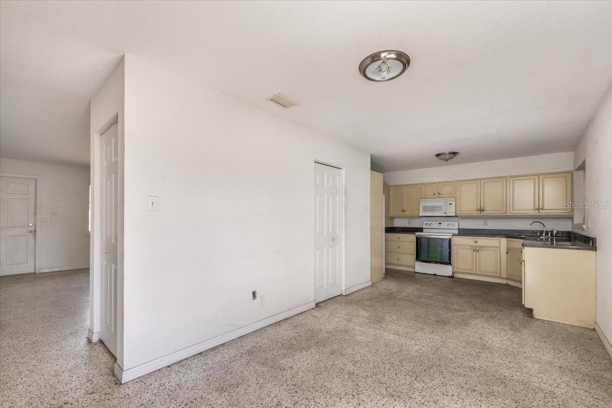 Image 5 of 27 For 875 Valencia Road