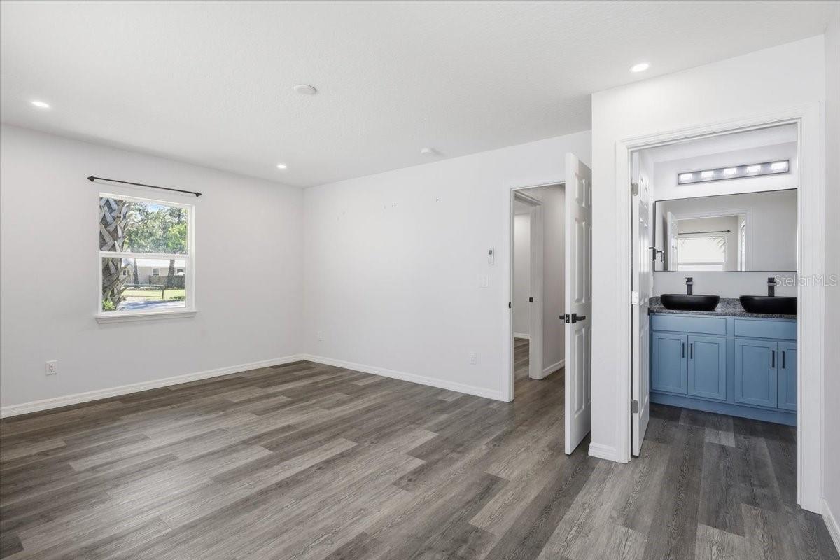 Image 30 of 31 For 600 Holden Avenue