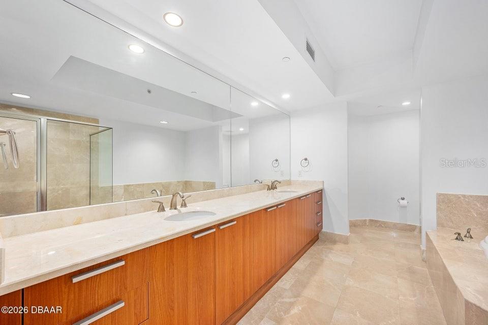 Image 17 of 54 For 231 Riverside Drive 604-1