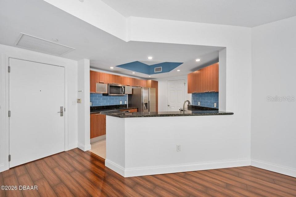 Image 28 of 54 For 231 Riverside Drive 604-1