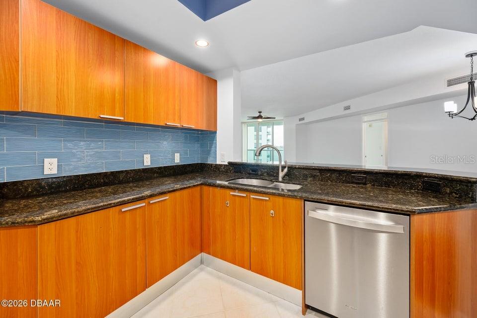 Image 31 of 54 For 231 Riverside Drive 604-1