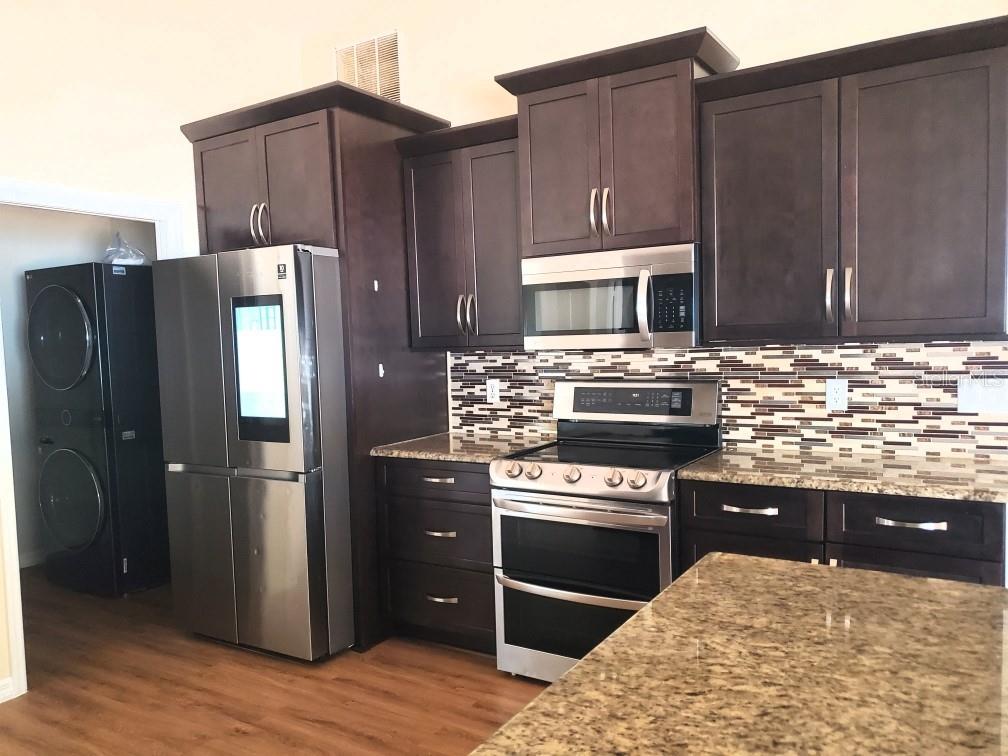 Image 7 of 26 For 10 Wayler Place