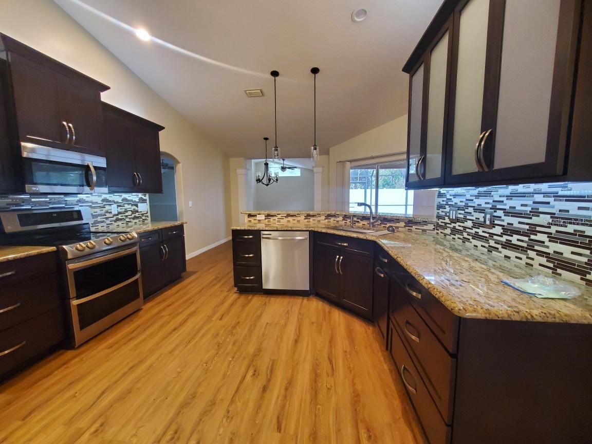 Image 8 of 26 For 10 Wayler Place