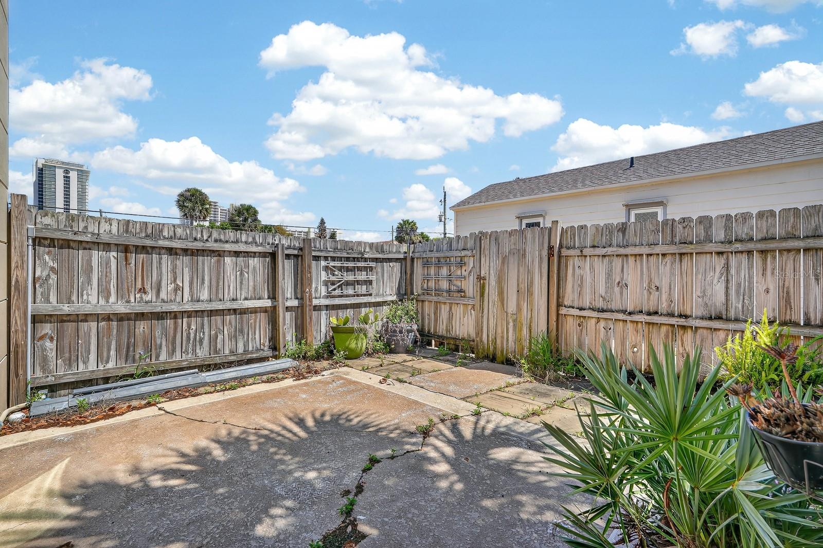 Image 22 of 29 For 437 Oleander Avenue 1