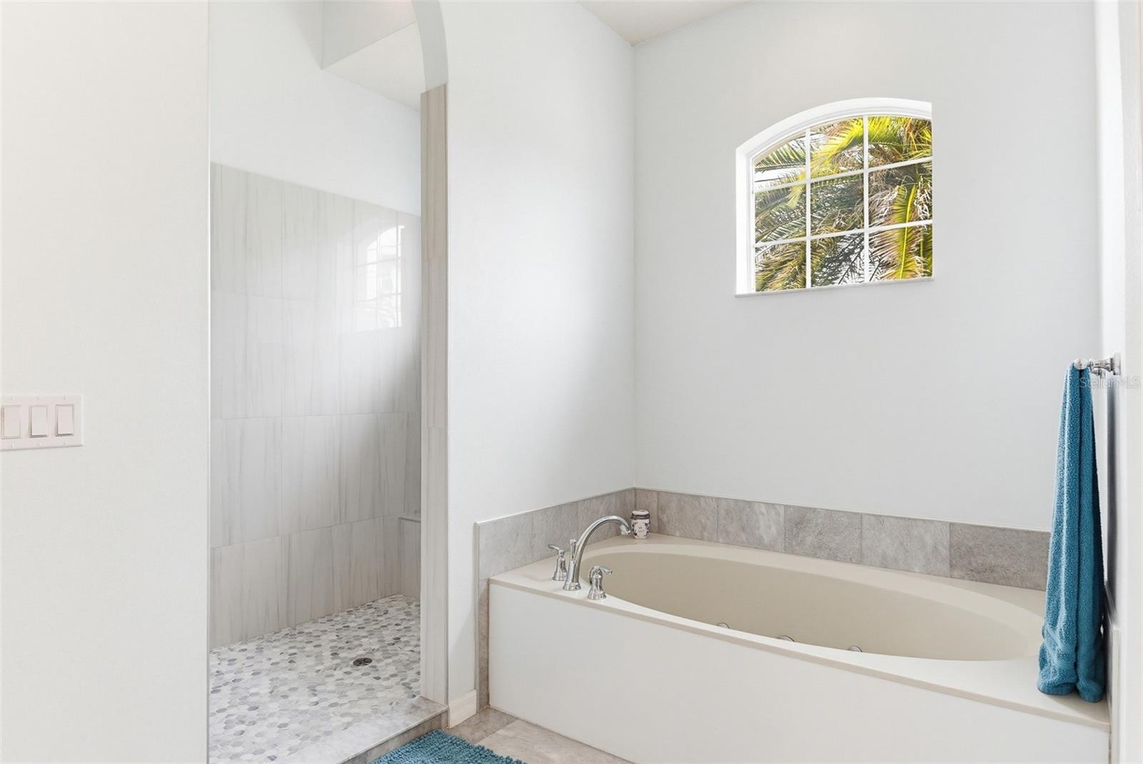 Image 10 of 45 For 9 London Dr  