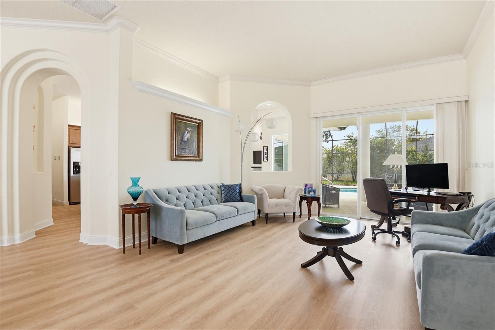 Image 5 of 45 For 9 London Dr  