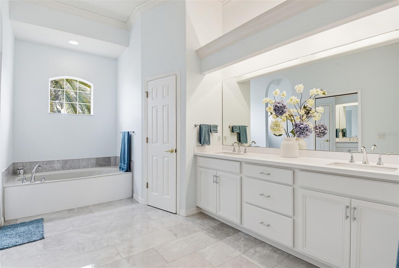 Image 9 of 45 For 9 London Dr  