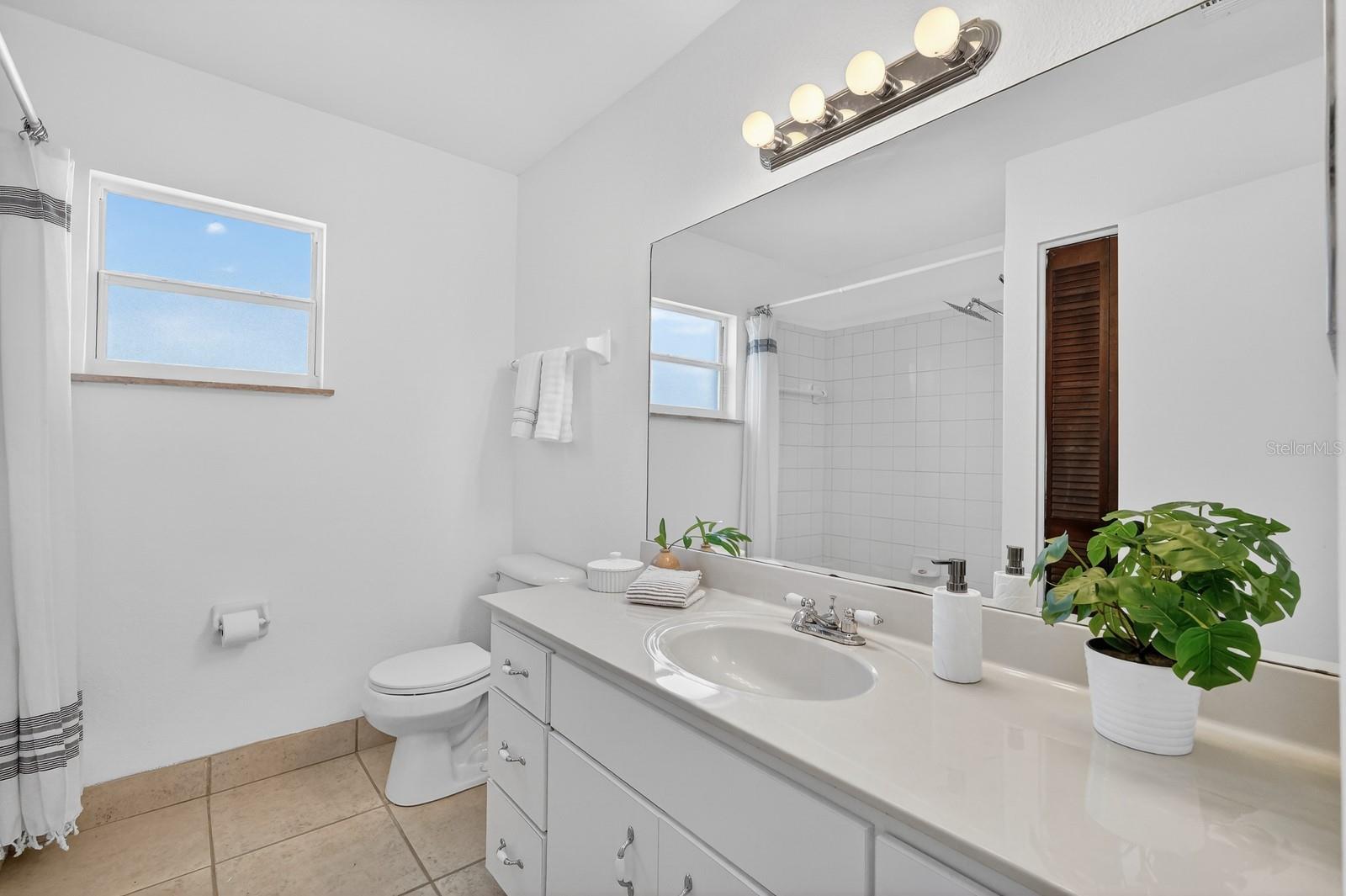 Image 24 of 38 For 1147 Harms Way