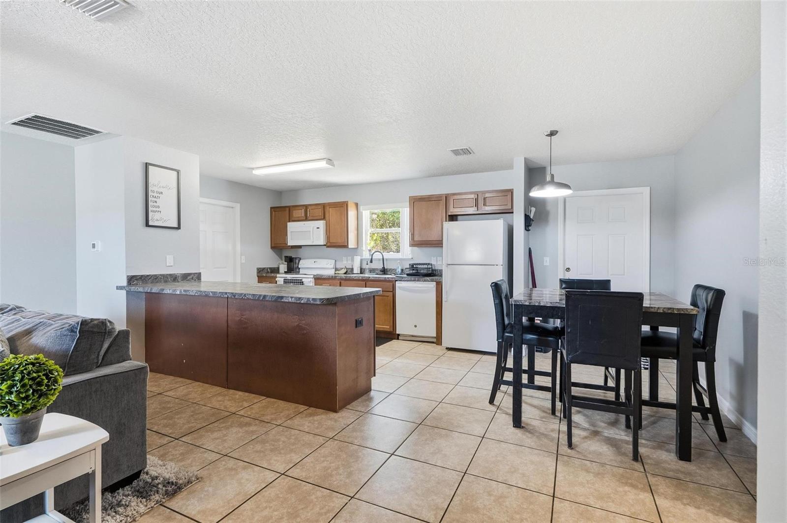 Listing photo id 9 for 27 Royal Oak Drive