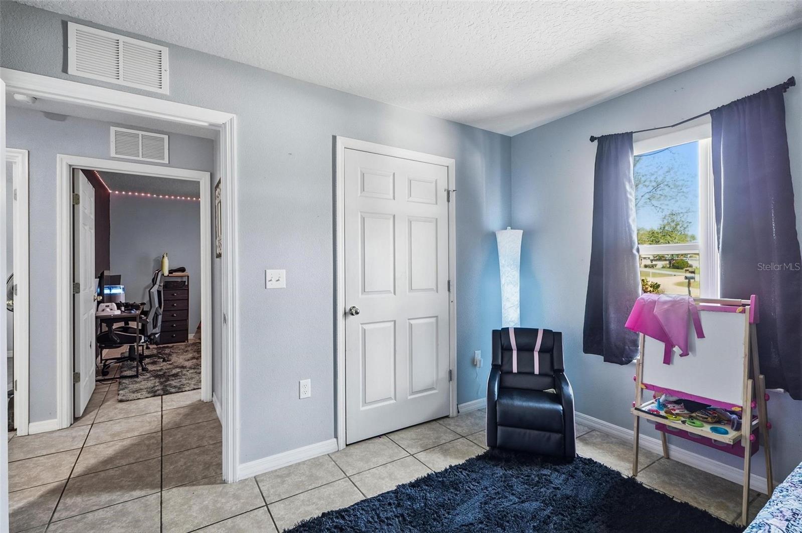 Listing photo id 23 for 27 Royal Oak Drive