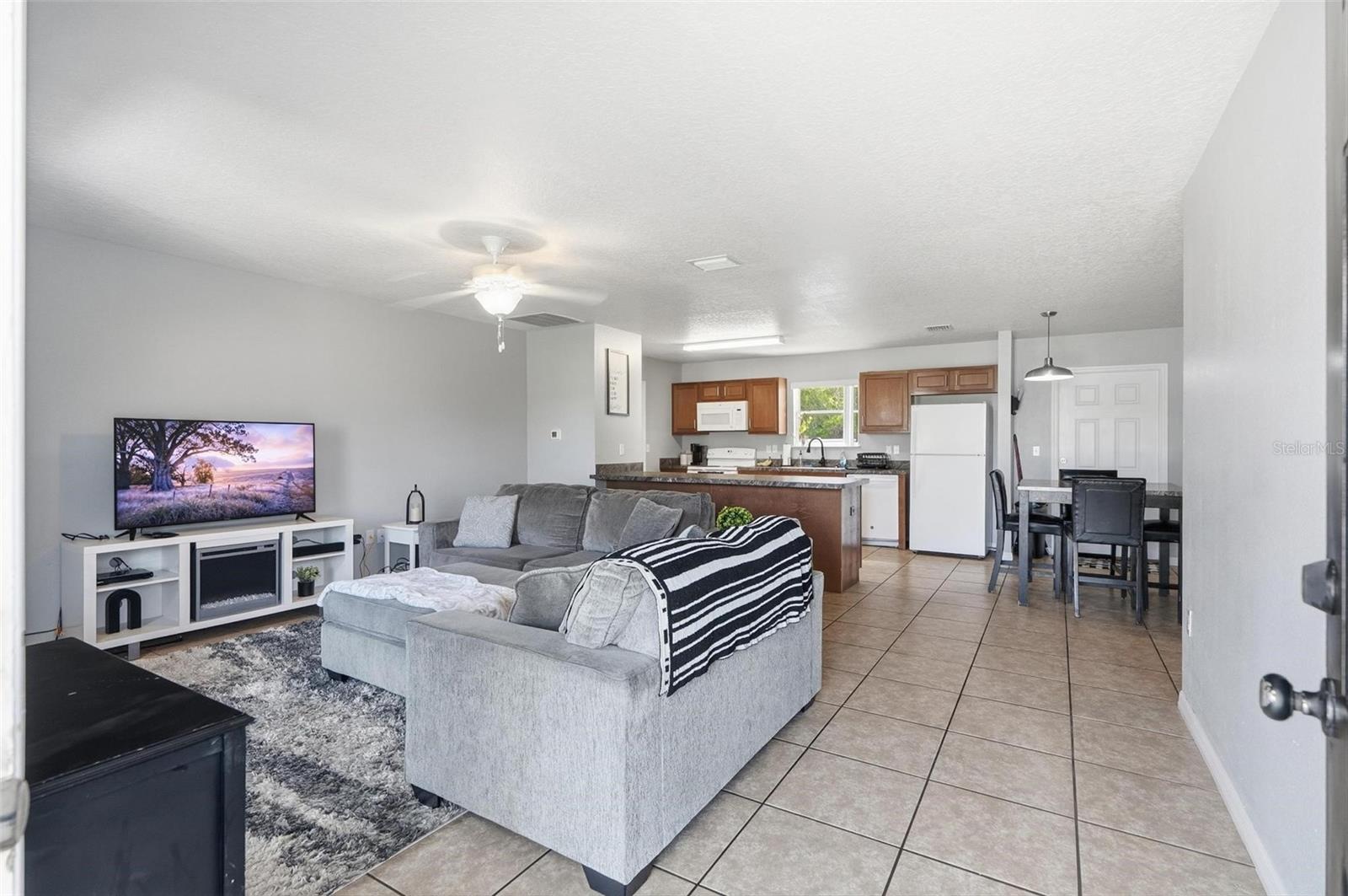 Listing photo id 2 for 27 Royal Oak Drive