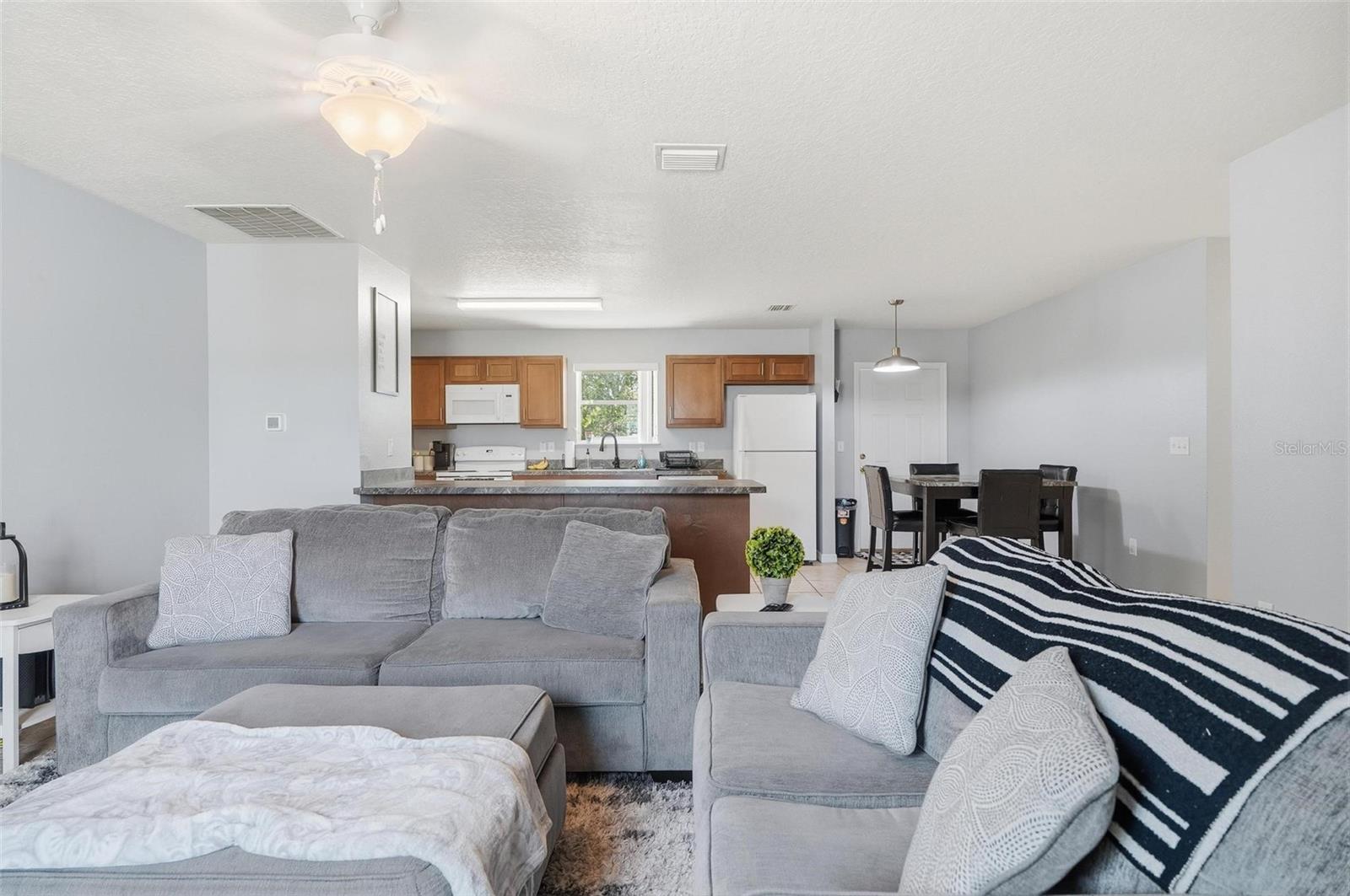 Listing photo id 3 for 27 Royal Oak Drive