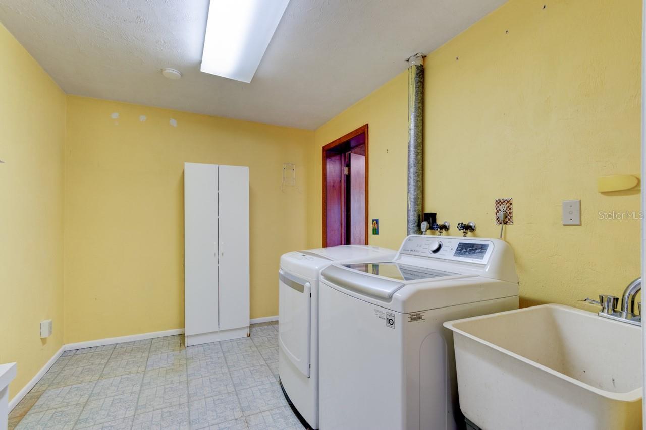 Image 11 of 35 For 897 Lindenwood Circle N