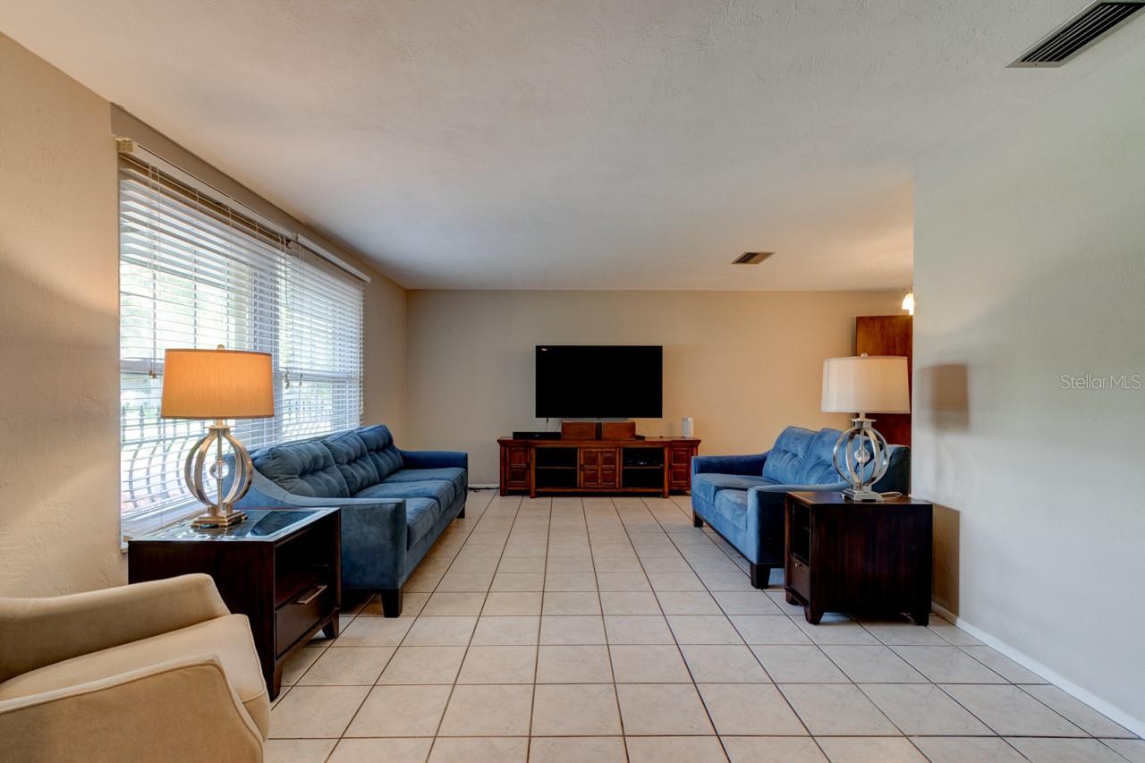 Image 5 of 35 For 897 Lindenwood Circle N