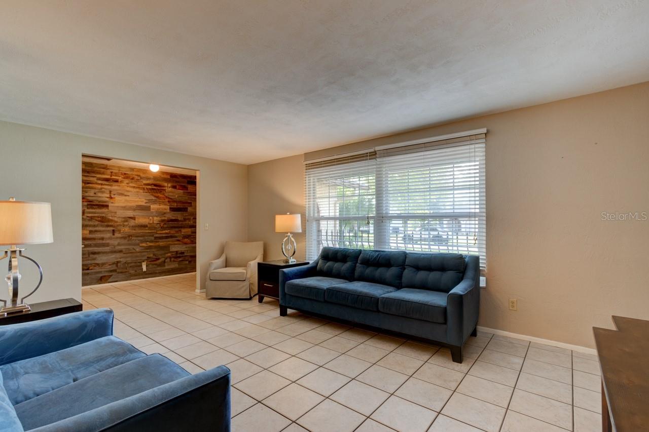 Image 6 of 35 For 897 Lindenwood Circle N