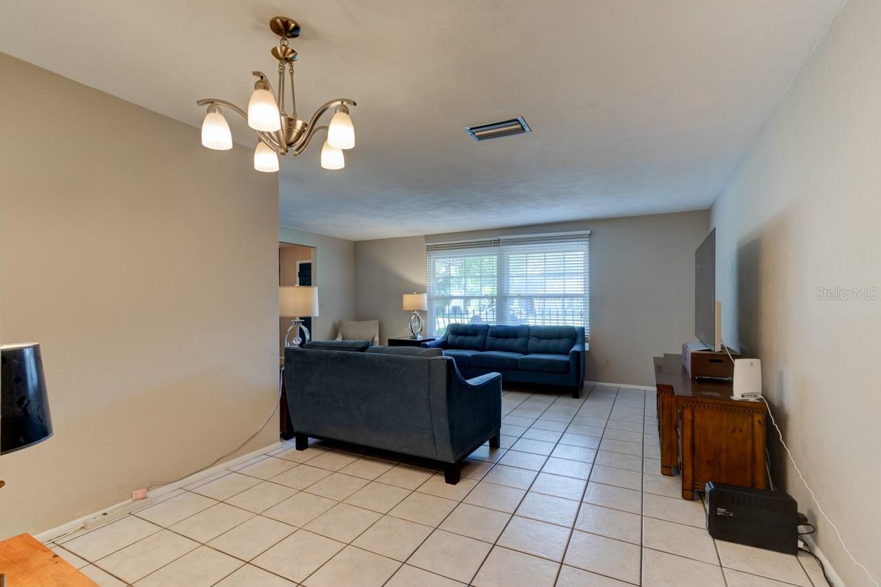 Image 7 of 35 For 897 Lindenwood Circle N