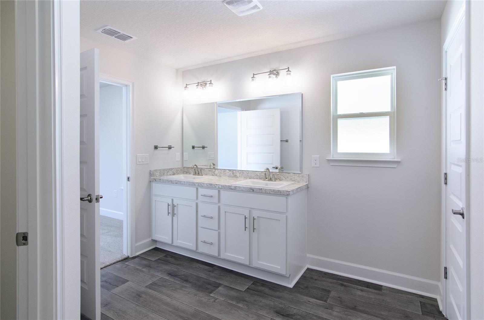 Listing photo id 10 for 2 Seckel Court