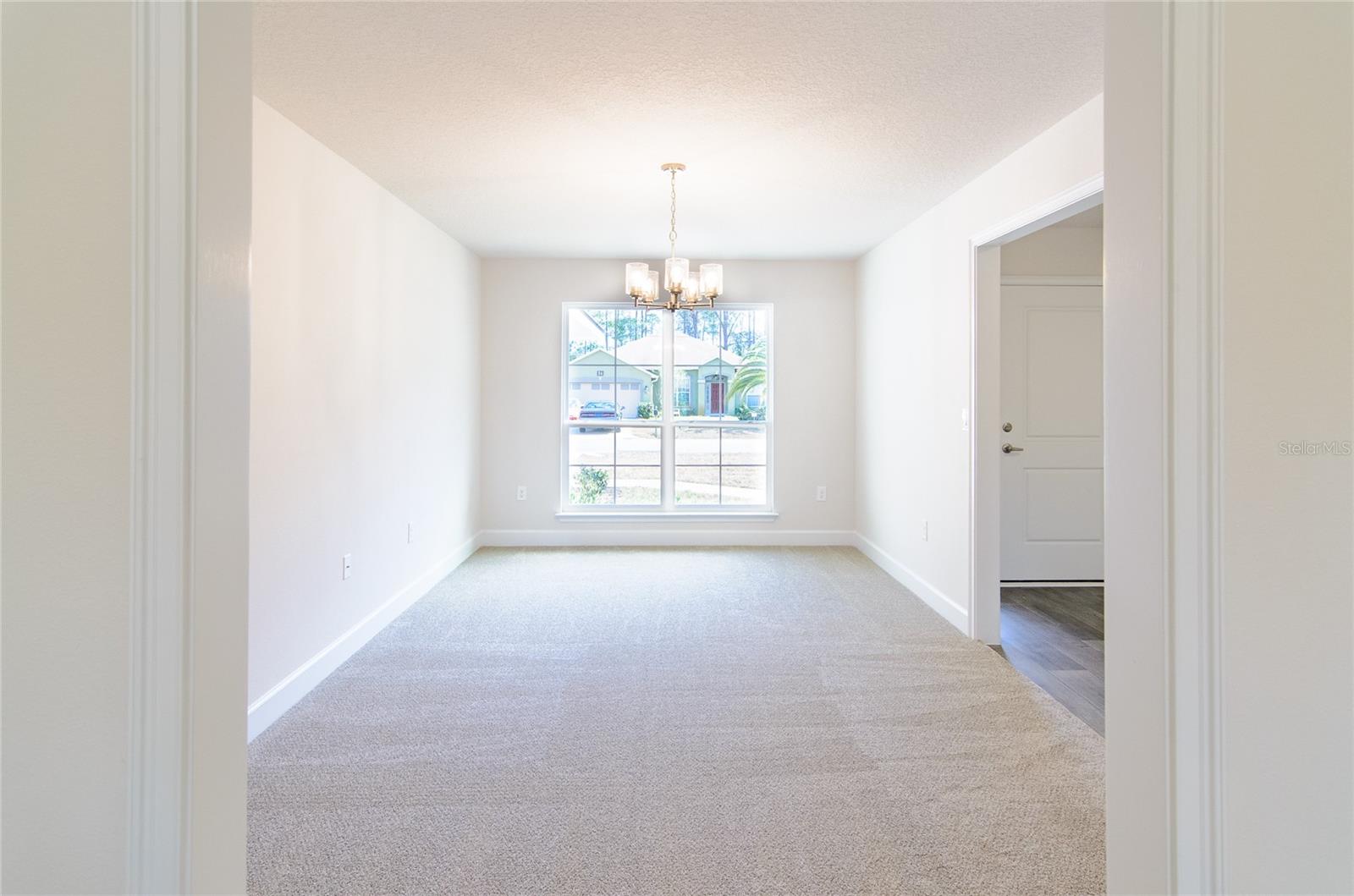 Listing photo id 3 for 2 Seckel Court