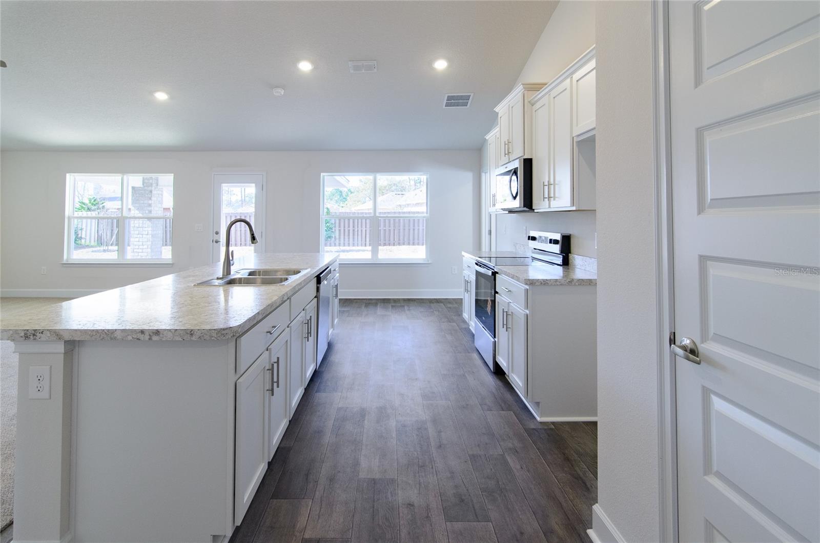 Listing photo id 4 for 2 Seckel Court