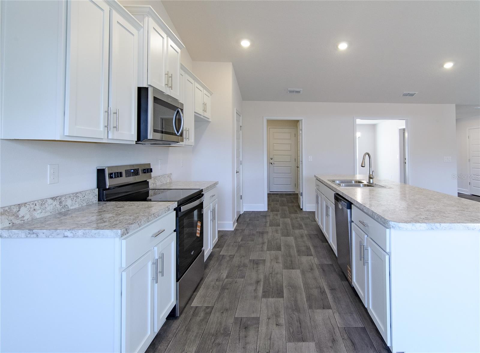 Listing photo id 5 for 2 Seckel Court