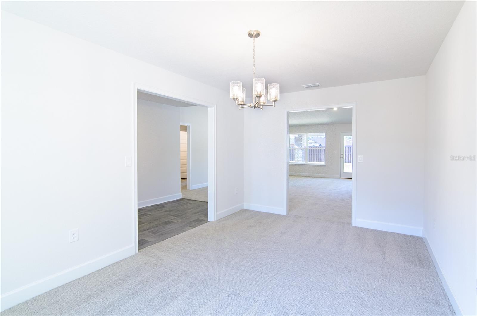 Listing photo id 7 for 2 Seckel Court