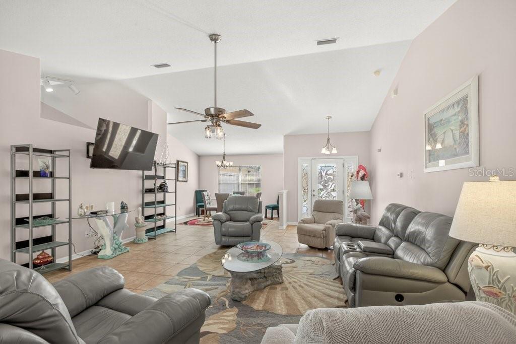 Image 11 of 74 For 15 Londonderry Drive