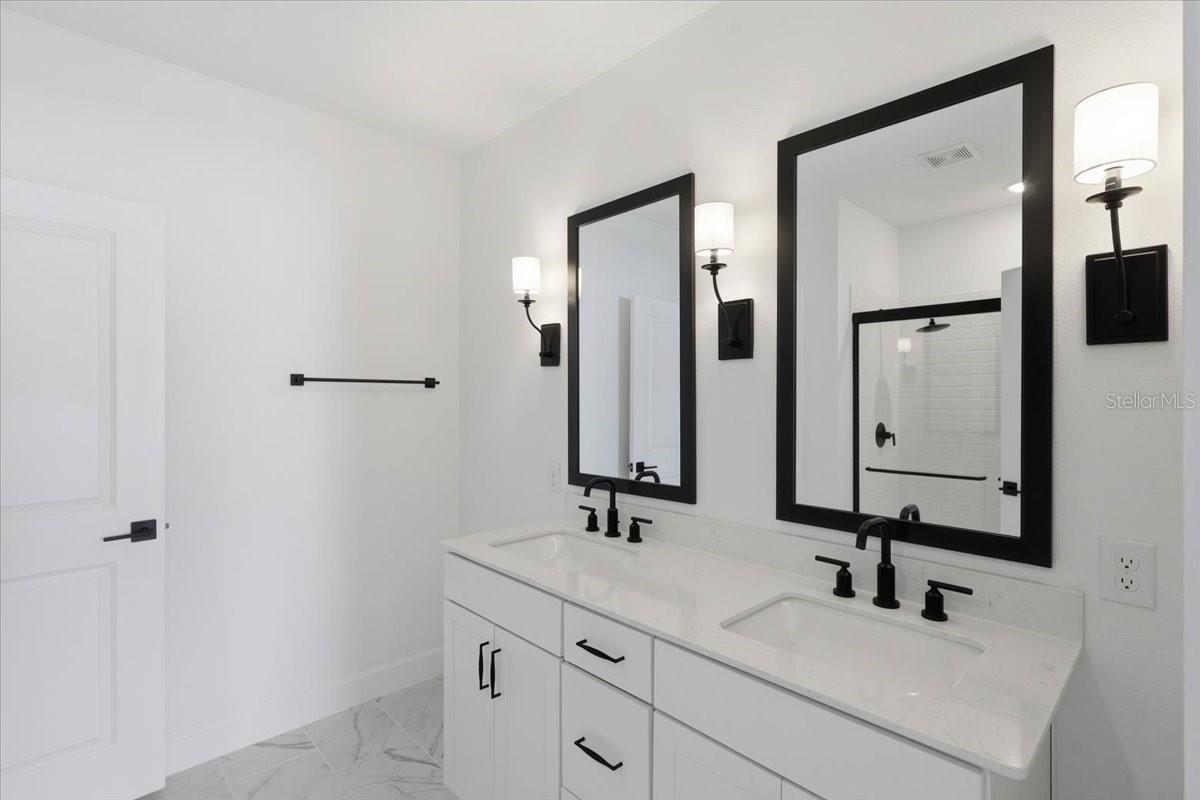 Image 18 of 51 For 20 Ludlow Lane W