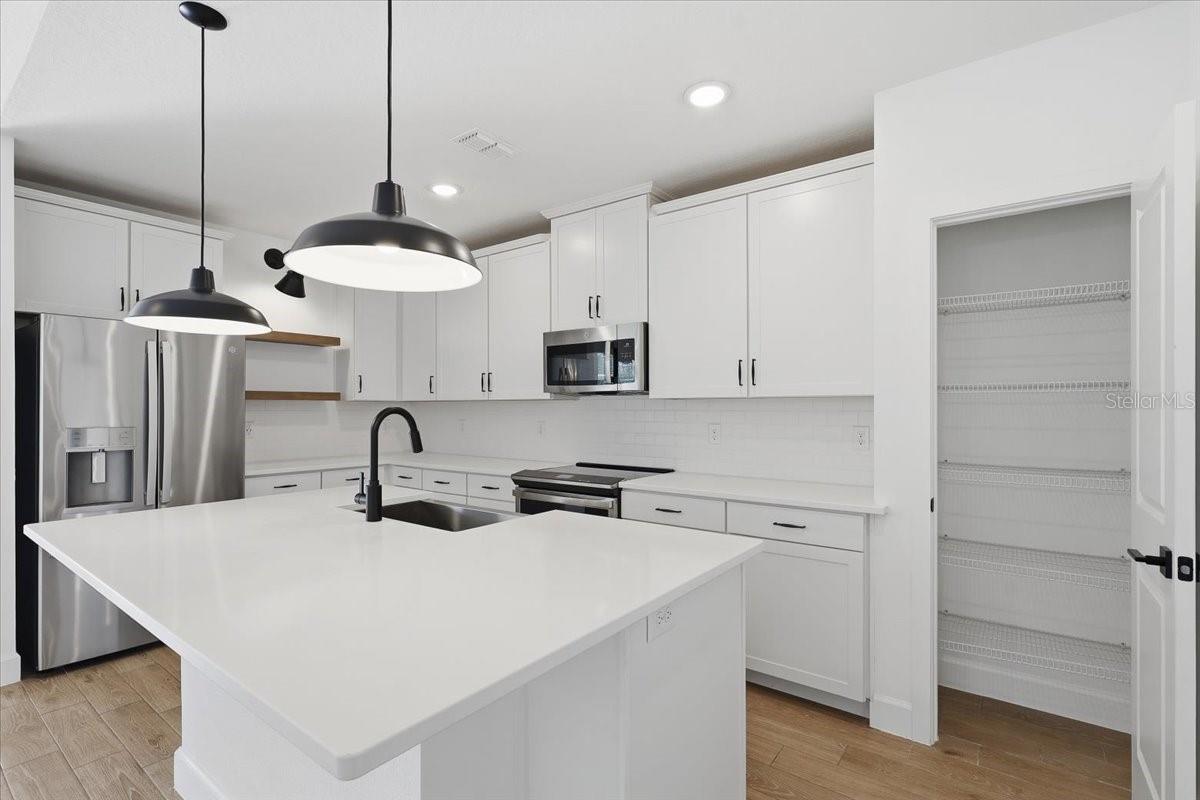 Image 2 of 51 For 20 Ludlow Lane W