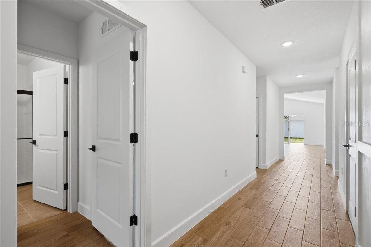 Image 26 of 51 For 20 Ludlow Lane W